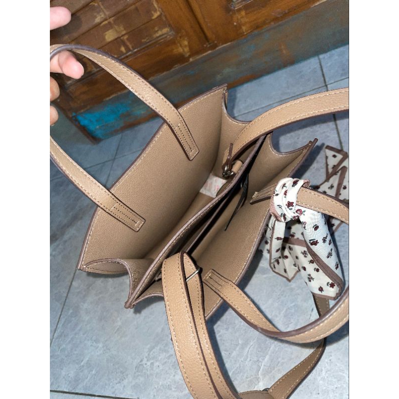 Preloved Tas UNIQLO free scarf