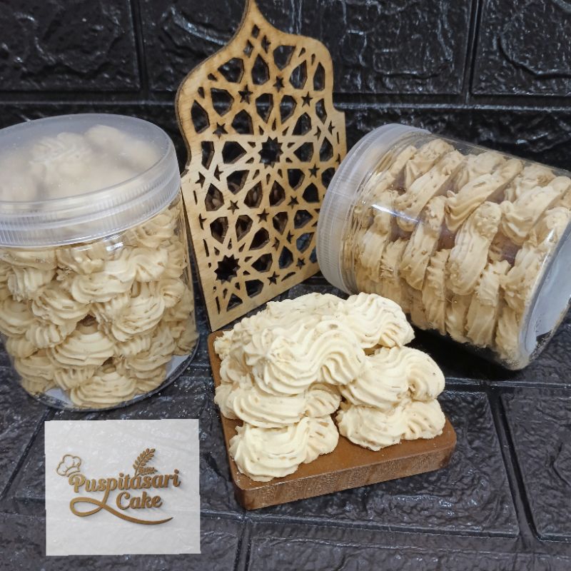 

Kue Kering Lebaran Spesial Kue Sagu Keju Toples 600ml Beli 1 Toples gratis 1 pouch Cokelat Ceria