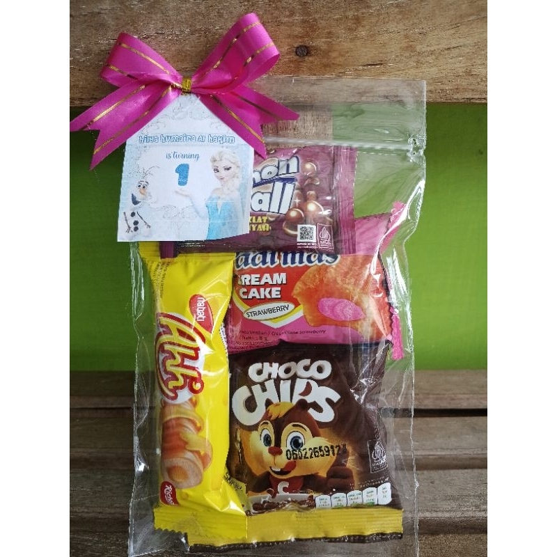 

SOUVENIR ultah/ Hampers wisuda/ Bingkisan Acara Ultah/ Hampers Jajan Ultah