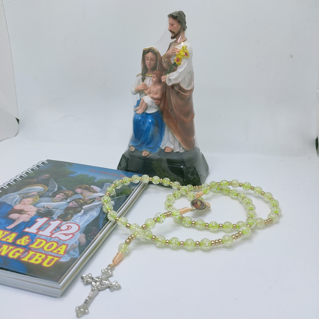 Paket Doa Katolik Lengkap – Rosario Pecah Kaca + Patung Keluarga Kudus 15cm + Buku 112 Novena