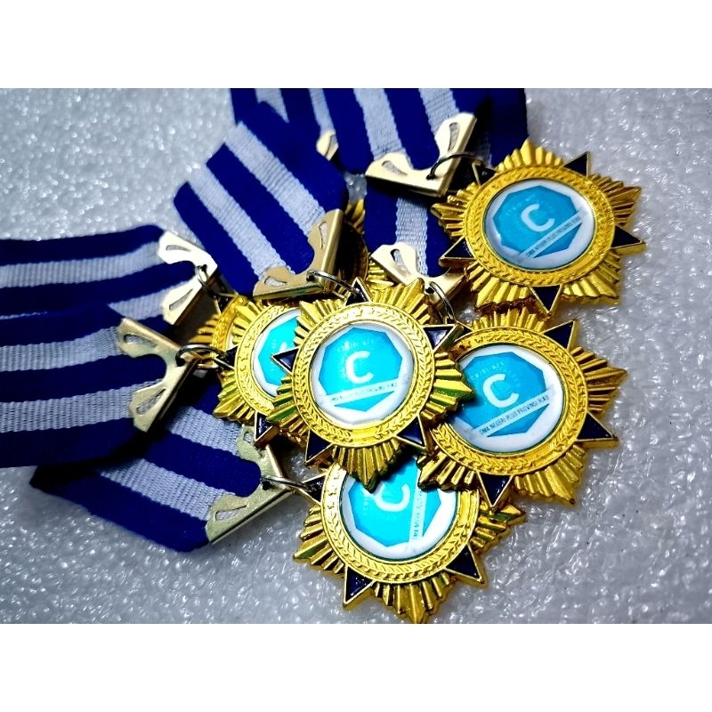 

Tiska PRAMUKA logam bintang tebal warna gold premium Custom Logo sendiri