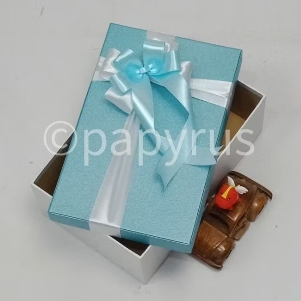 

PAPYRUS Kombinasi 17,5x27,5 Tinggi 10cm Kotak Kado Gift Box V3
