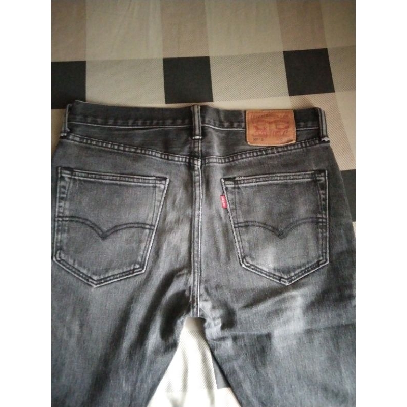 celana Levis 501s hitam size 32 second
