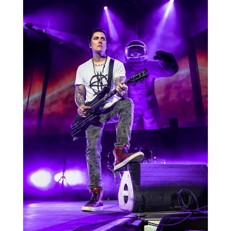 KAOS PRIA KAOS SYNYSTER GATES KEREN PERSONEL GITARIS DUNIA