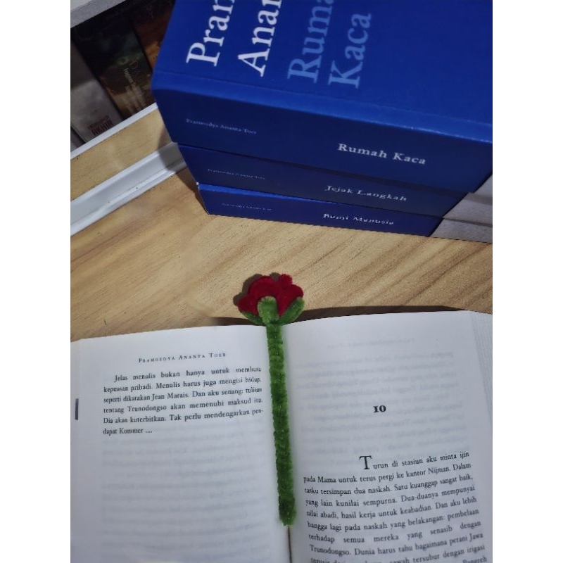 

BOOKMARK PIPE CLEANERS // PEMBATAS BUKU DARI KAWAT BULU