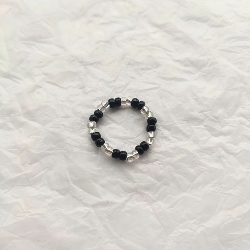 cincin manik manik hitam putih aesthetic