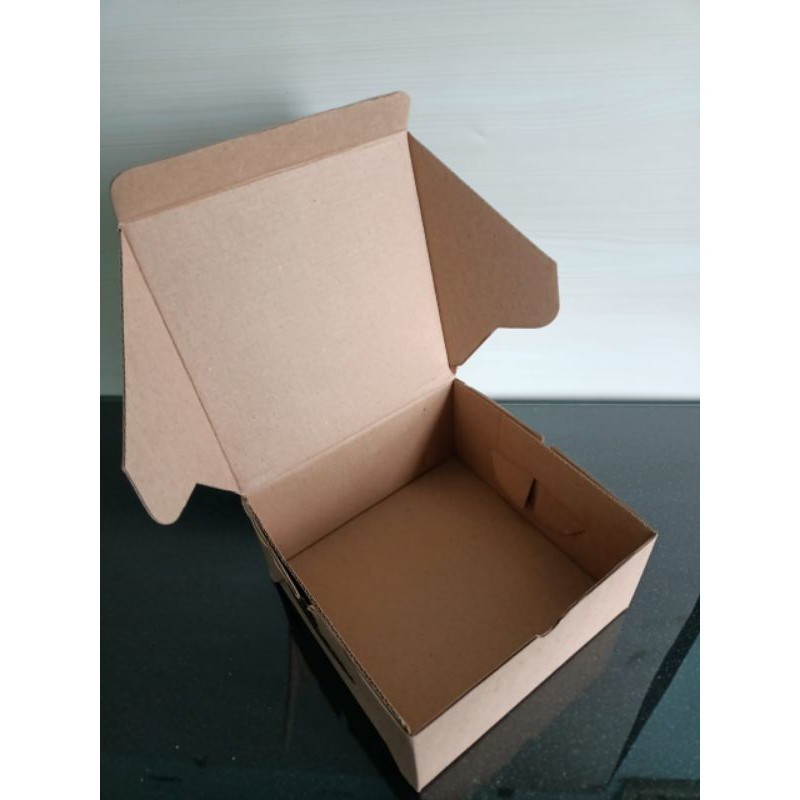 

Dus Polos / Box Corrugated / Gift Box (Uk. 15x15x7cm)