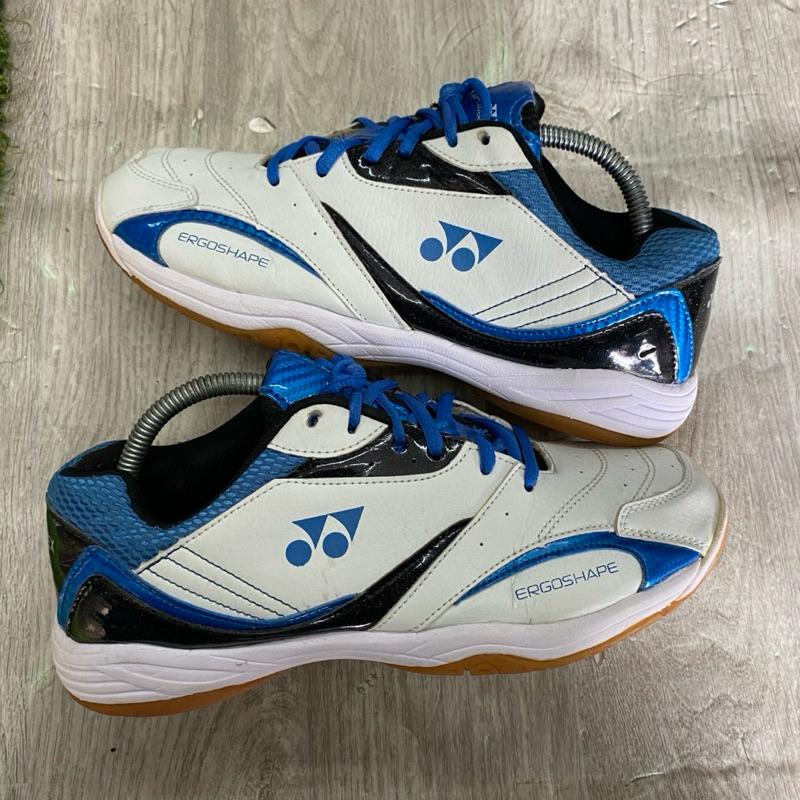 Sepatu batminton