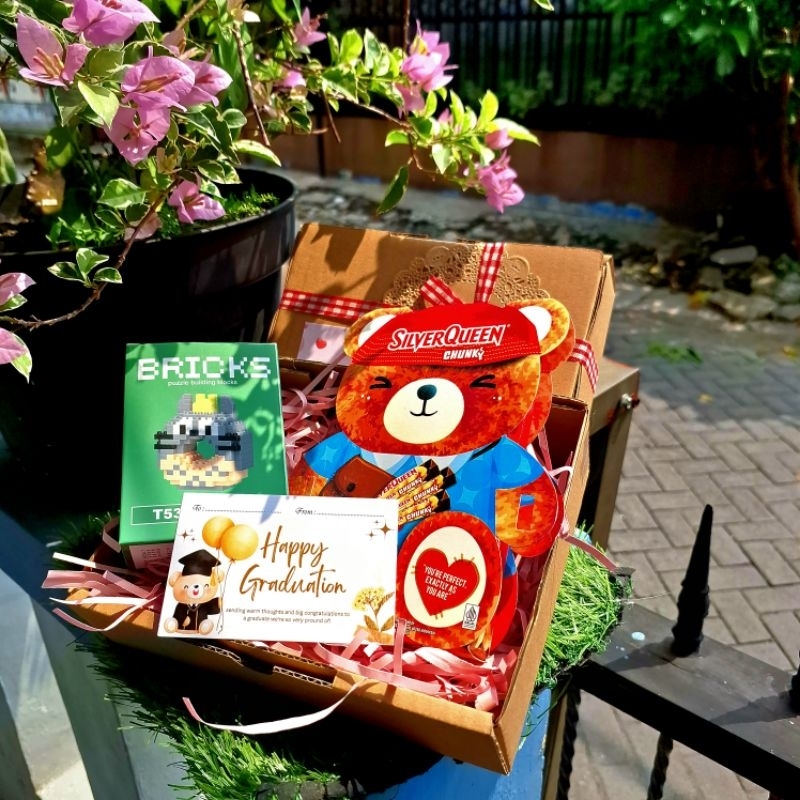 

Coklat Sioverqueen Bear Chungky Bar Lego Hadiah Gift Box Hampers Cokelat Kado Pacar hampers eksklusif