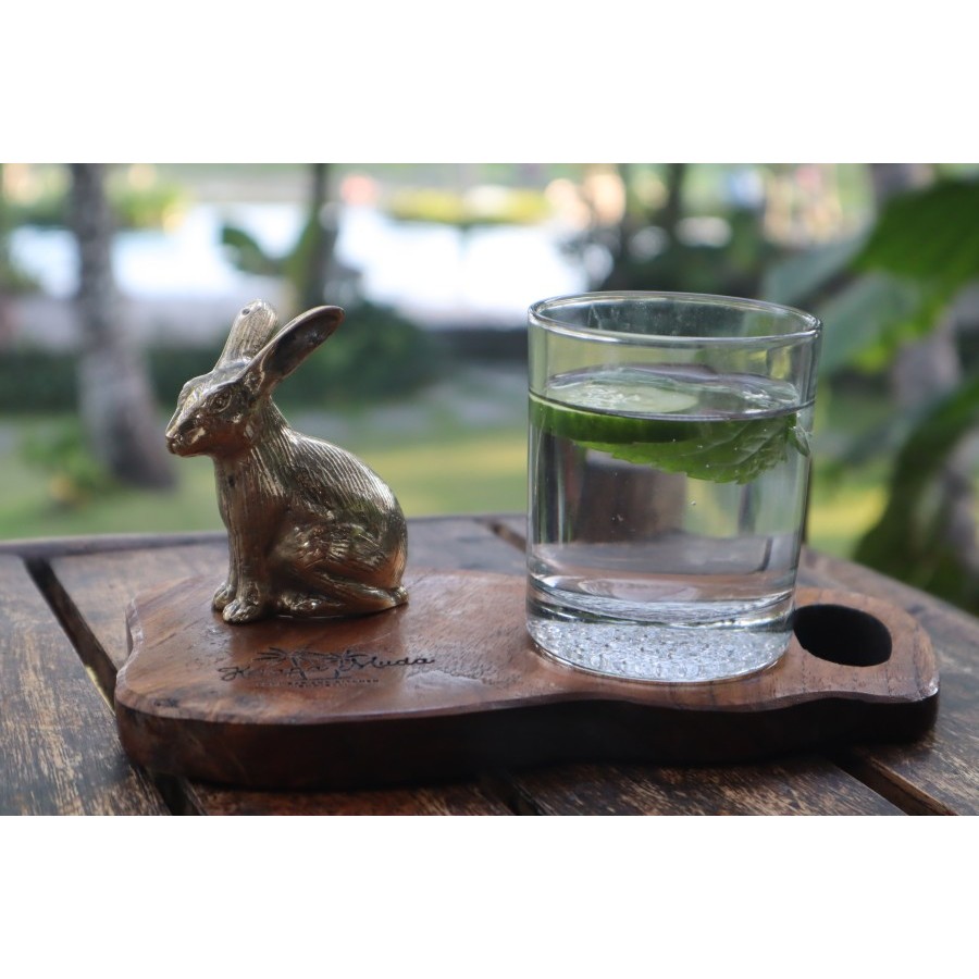 Patung kelinci Kuningan antik