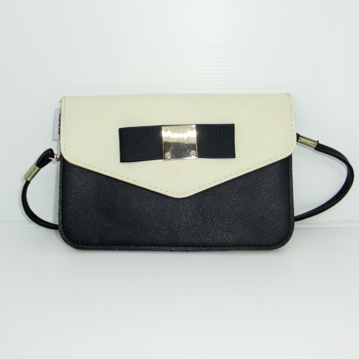 Tas Selempang Miniso Hitam Putih – Gaya Kasual Simpel & Trendy