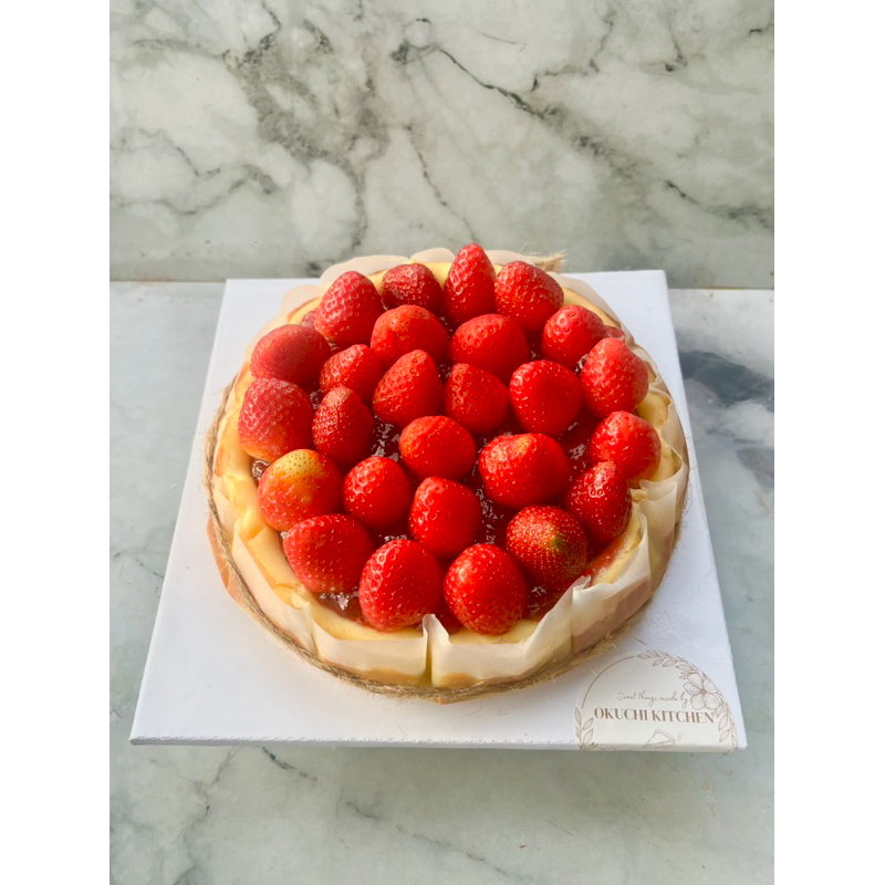 

Strawberry Cheesecake | Cheesecake dengan topping strawberry segar | kue ulang tahun premium