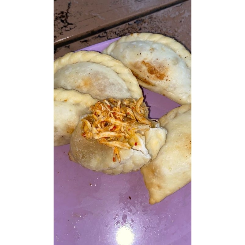 

Cireng Isi Ayam suwir pedas daun jeruk