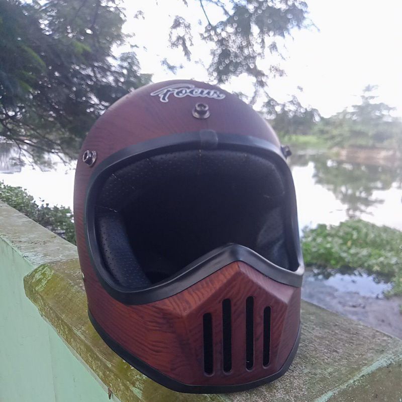 helm cakil motif kayu