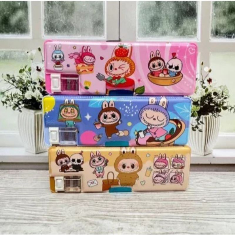 

Kotak Pensil Magnet + Serutan Motif Labubu & Sanrio