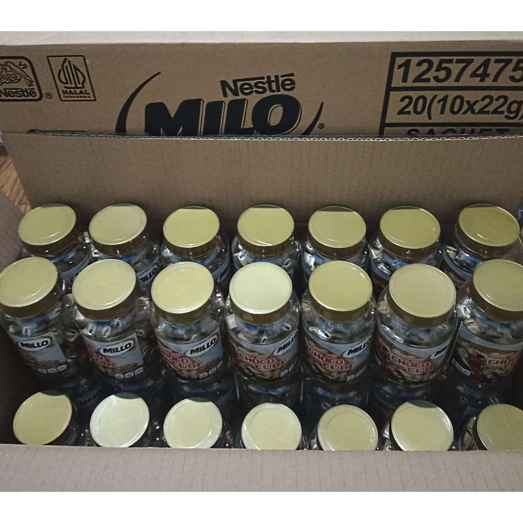 

Millo Cube Lokal Kacang Mede/CashewNuts 1 Dus/Karton (Per Dus Isi 42 Toples, Per Toples Isi 50 Cube)