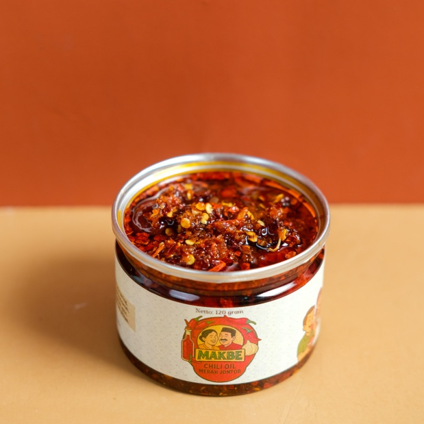 

Sambal Chili Oil Halal Pedas 120 Gram - Sambel Makbe Chili Oil Pedas Cabe Kering Chili Oil - kemasan kaleng lauk enak pedas asli homemade aneka sambal - Sambal Nagih Viral - Rumah Emak & Babeh Juara