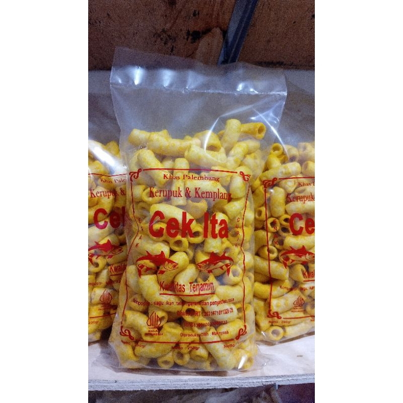 

KERUPUK KEMPLANG MACARONI PEDAS DAN MANIS 250GR
