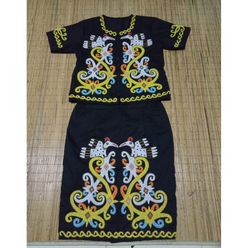 Baju Wanita Dayak Kenyah