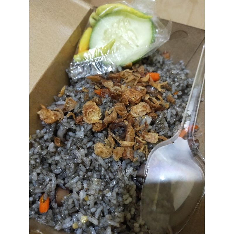 

Makanan siap Saji Nasi Goreng Cumi Hitam halal 100%