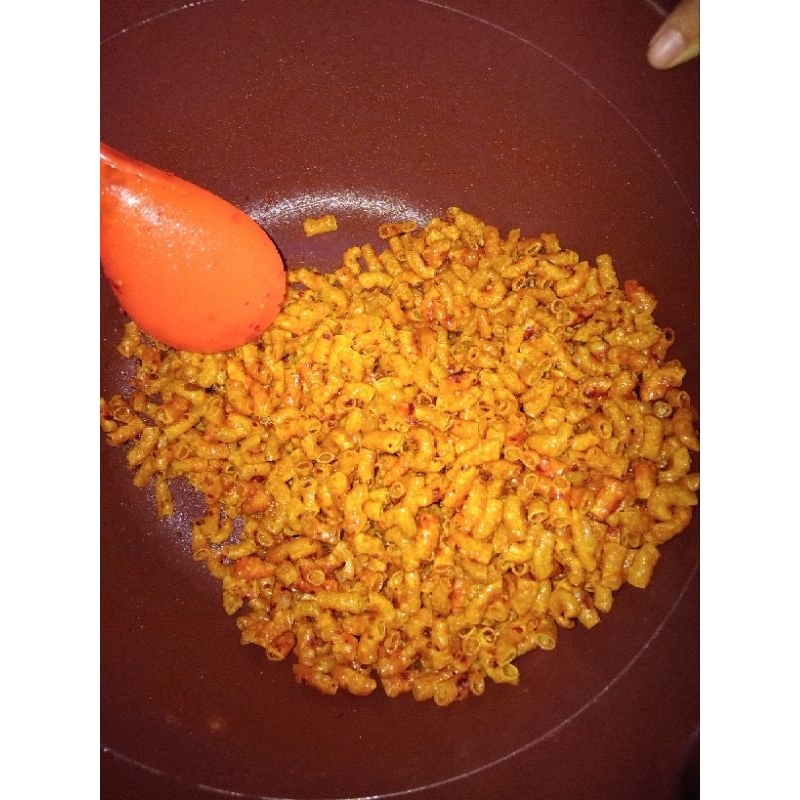 

Makroni Bantet Crunchy Snack Gurih Renyah Makanan Kering Snack Pedas Chili Oil & Daun Jeruk Cemilan Goreng Keripik Camilan Kering Renyah Gurih Asin Pedas Manis