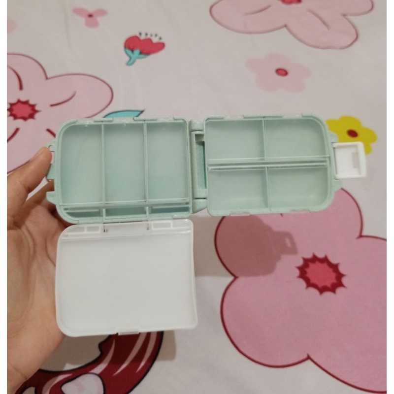 PRELOVED | Kotak Obat Trevel Mini Size 3 Susun 8 Sekat - Bros Inisial Nama/Aksesoris Hijab - Pemoton