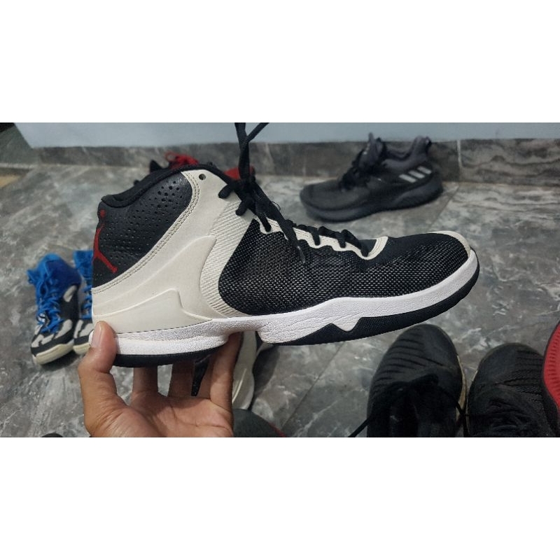 sepatu basket second 44