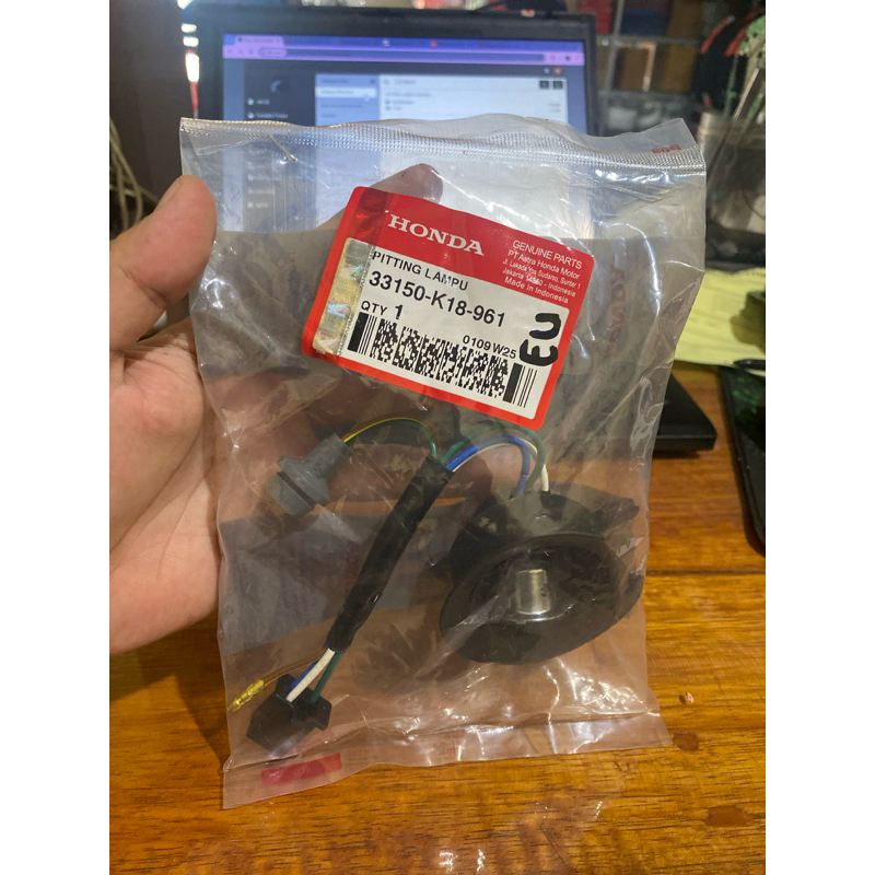 FITTING LAMPU DEPAN VERSA ORI HONDA 33150 K18 961