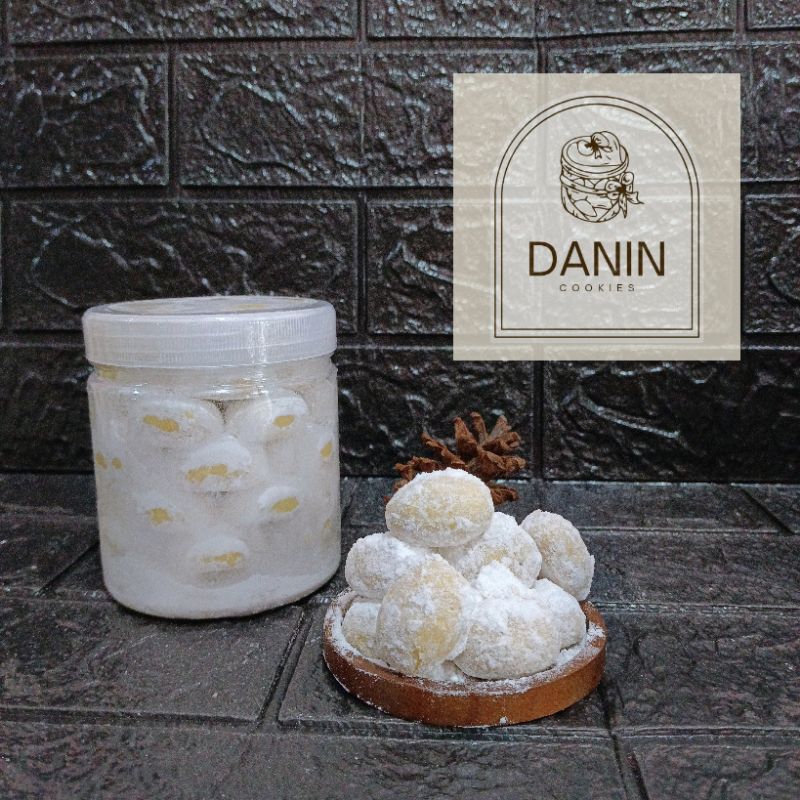 

Kue Kering Spesial Premium Putri Salju Toples 600ml dengan Berat produk-+450gr Beli 1 Toples Gratis 1 Pouch Kue Semprit