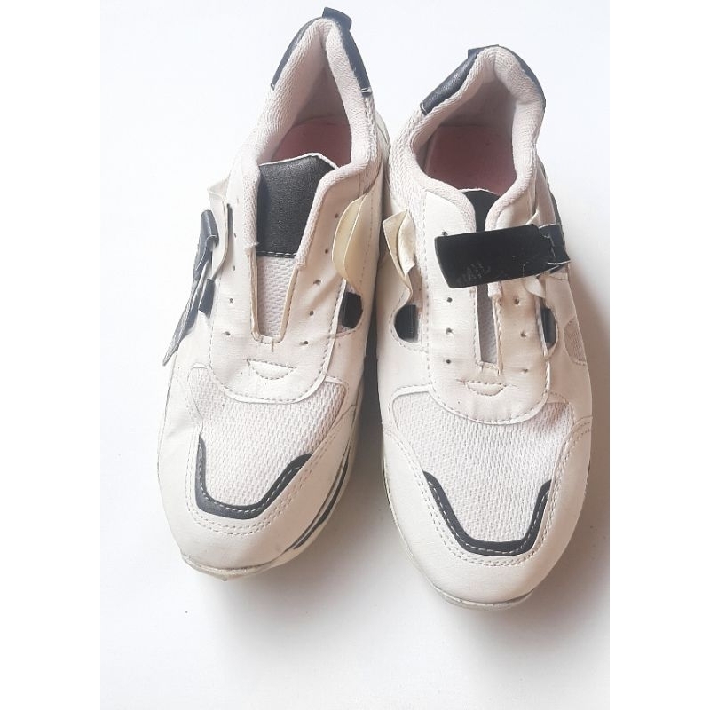 Sepatu Olahraga Kets Outdoor Runnjng Sneakers Preloved PL Prelove