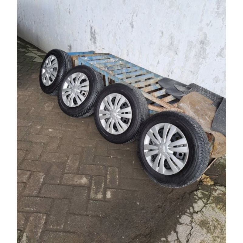 Ban mobil R13 plus velg bekas datsun ori