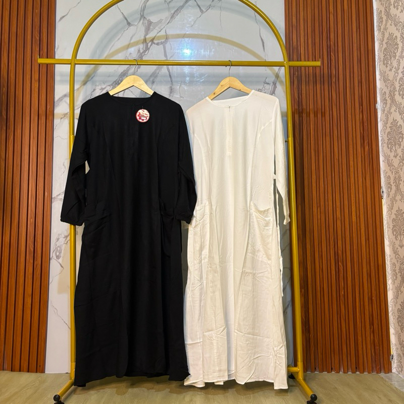 Gamis Polos Hitam Putih Simple Elegan – Dress Muslim Wanita Model Terbaru 2025