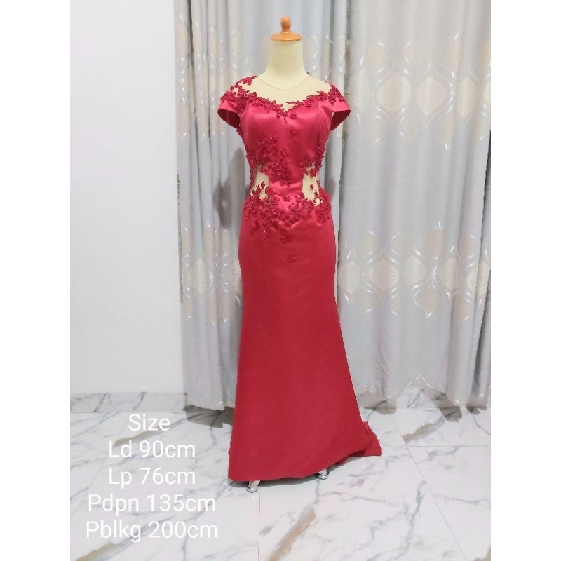 Gaun Merah Backless Berekor Panjang