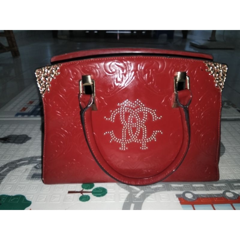 tas pesta merah menyala