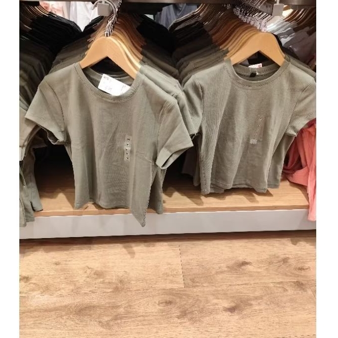 Kaos Mini Lengan Pendek (Crop) Wanita Uniqlo