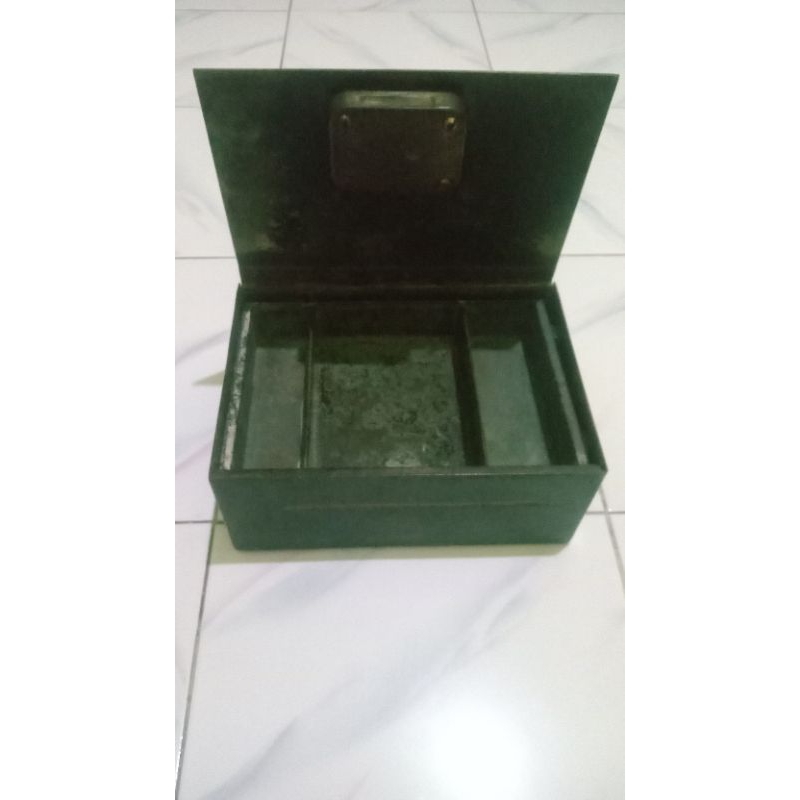 Brankas lawas / Kotak Perhiasan atau Uang