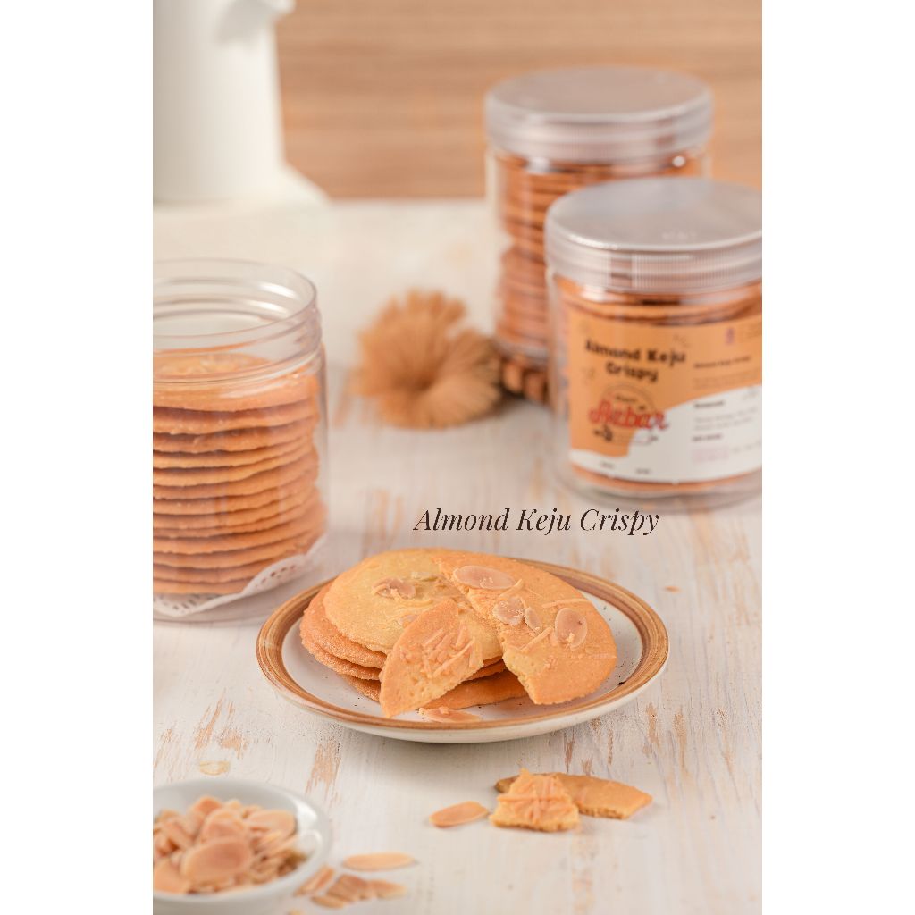 

Almond Crispy dengan taburan kacang almond dan keju edam