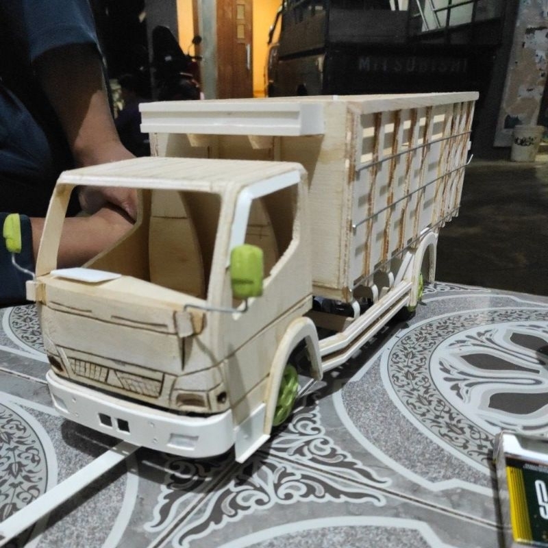 Miniatur Truk Oleng stil Herex skala 14 ban spon