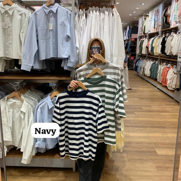 T-SHIRT OVERSIZED GARIS UNIQLO UNTUK PRIA