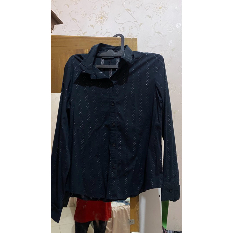 Kemeja Hitam - Attention