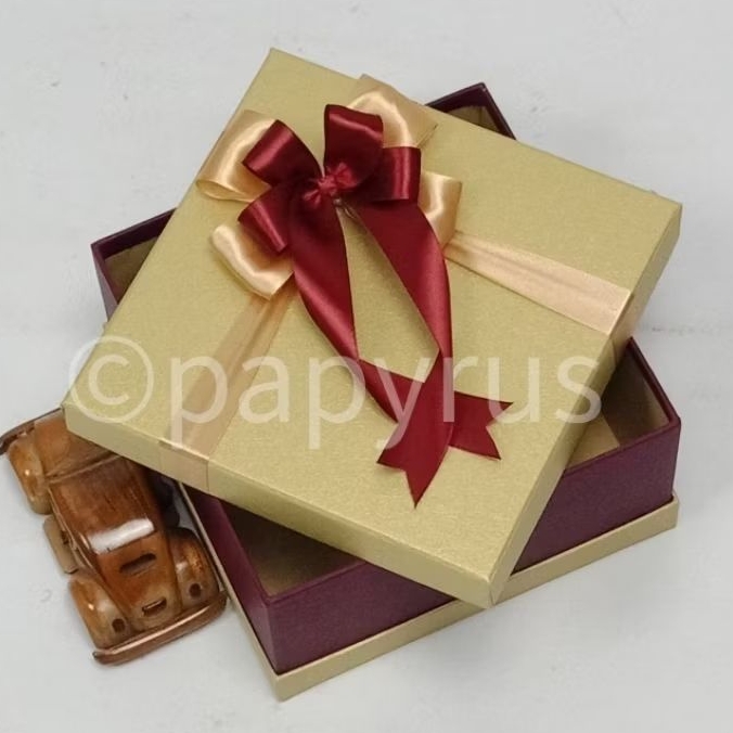 

PAPYRUS Sandwich 20x20 Tinggi 10cm Kotak Kado Gift Box Hadiah V2