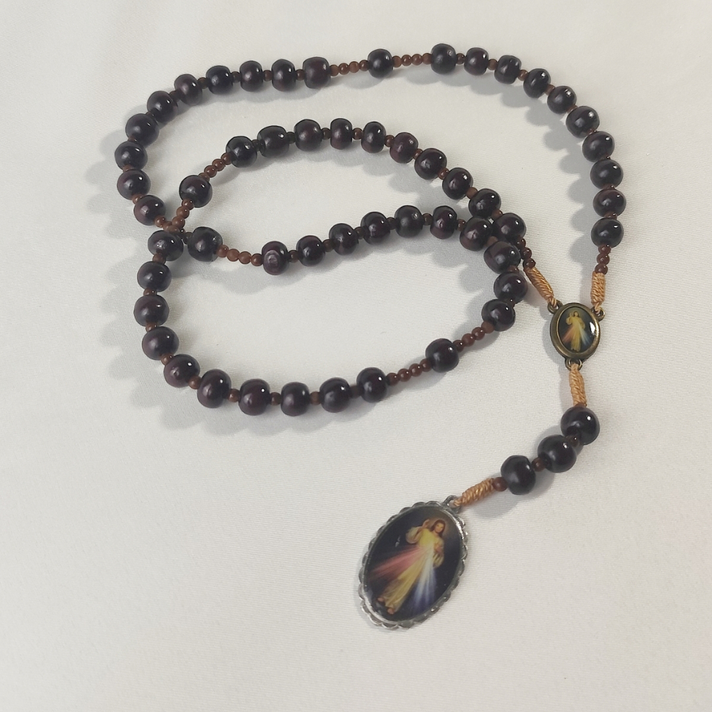 Rosario Kerahiman Kayu Asli – Bulir Kayu, Tali Nilon, Harces Gambar Yesus & Salib Akrilik