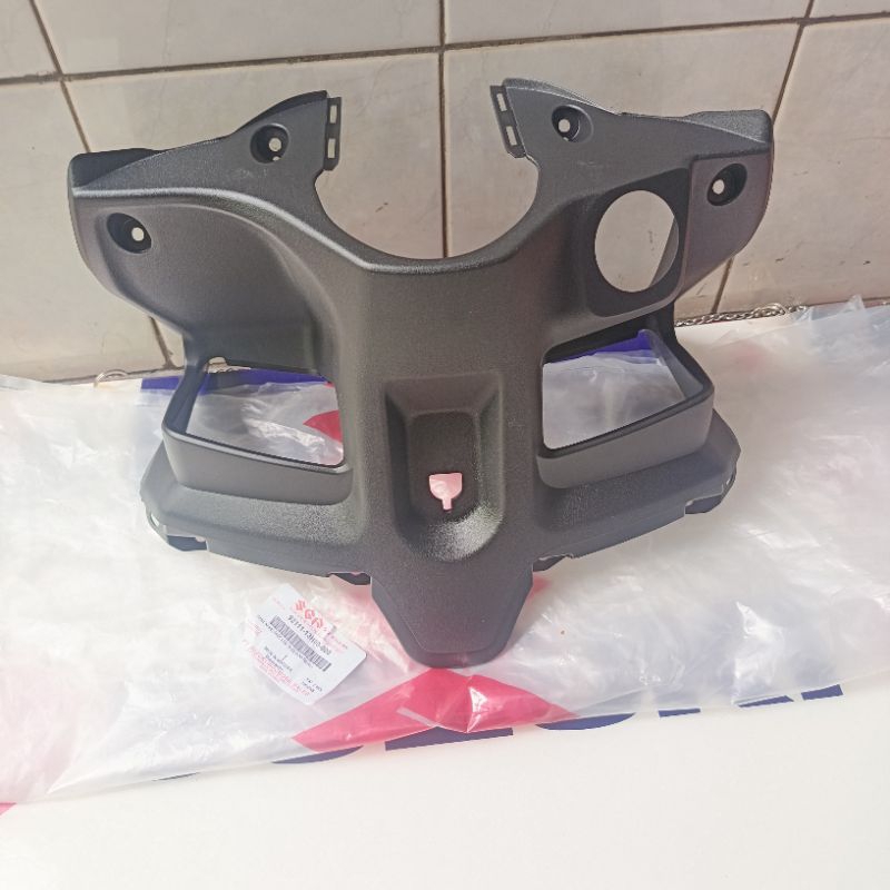 COVER LEKSIL RACK TENGAH  KUNCI KONTAK SKYWAVE 125 ORIGINAL SGP