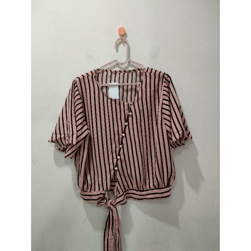 Kemeja blouse wanita motif garis-garis