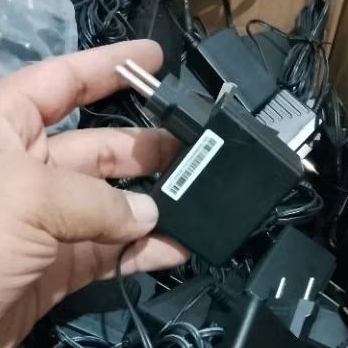 ADAPTOR 12V 1A bekas
