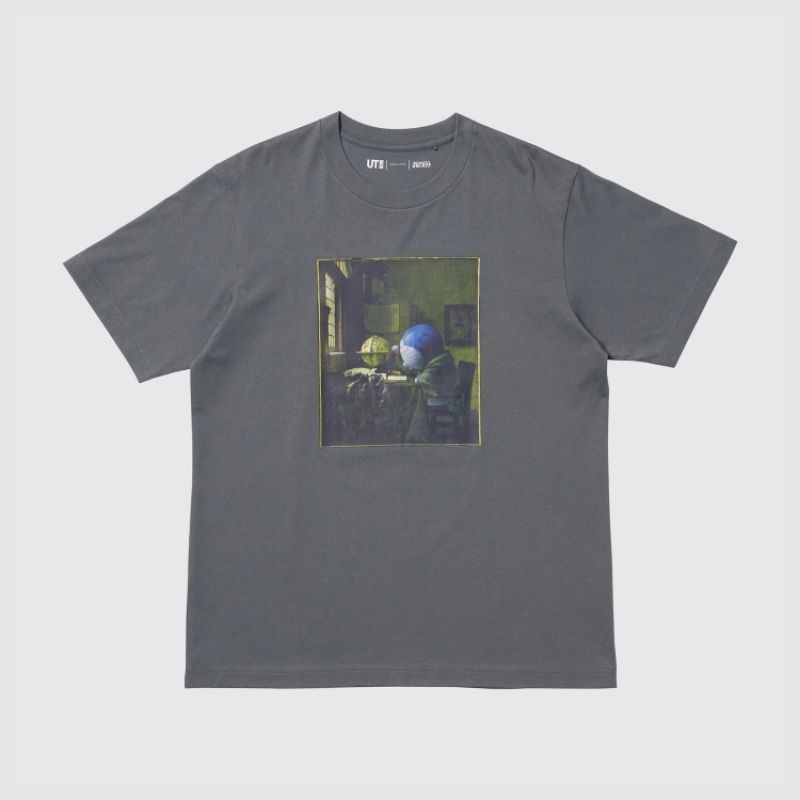Tshirt Uniqlo Louvre x Doraemon (The Astronomer) | Louvre x Doraemon UT Kaos Lengan Pendek - Abu Tua