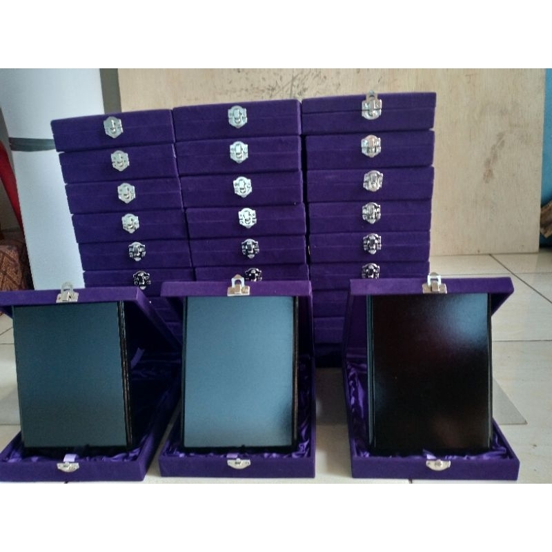 Box bludru plus kayu plakat kosongan