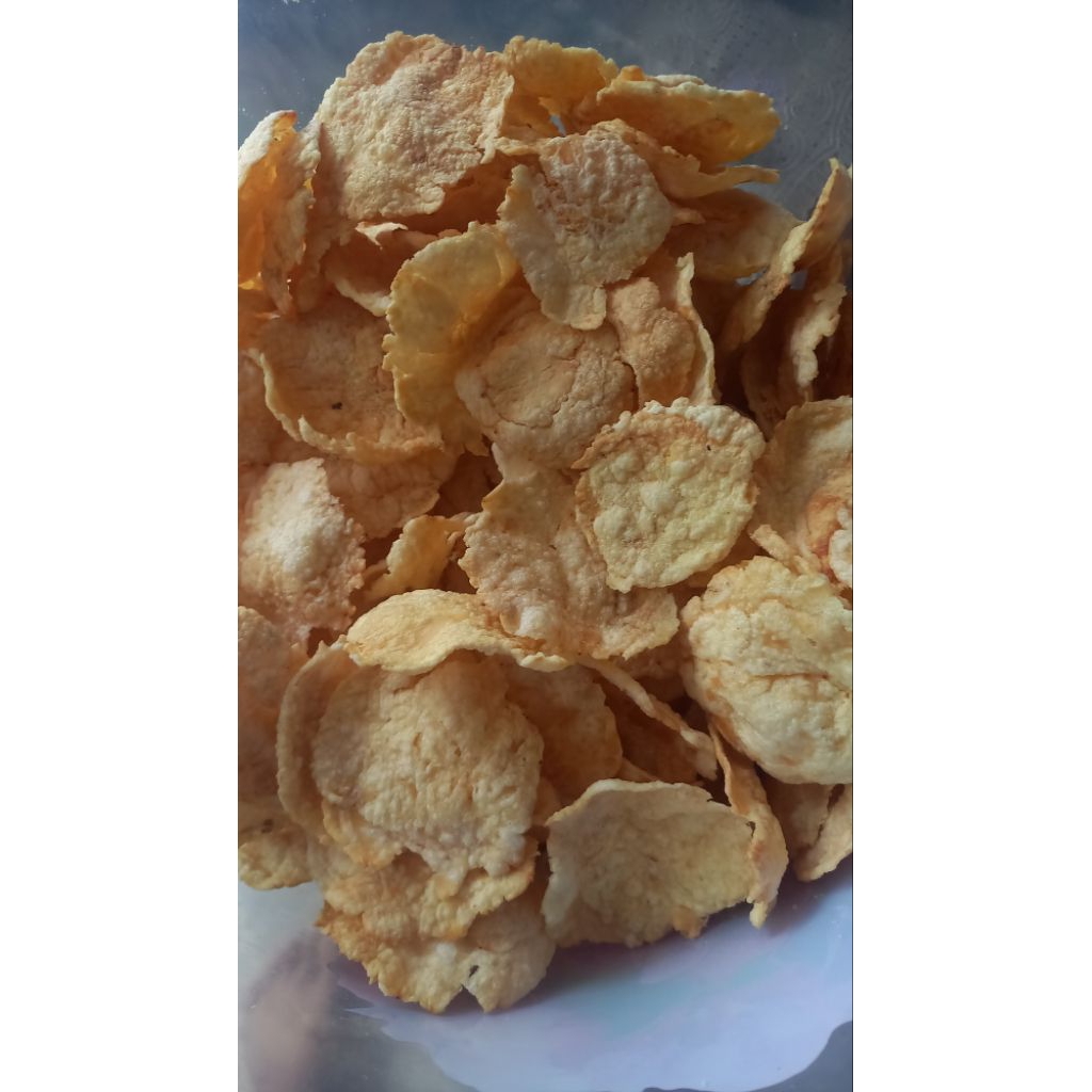 

snack tradisional khas klaten emping mlinjo gurih. bisa varian rasa pedas manis dan pedas