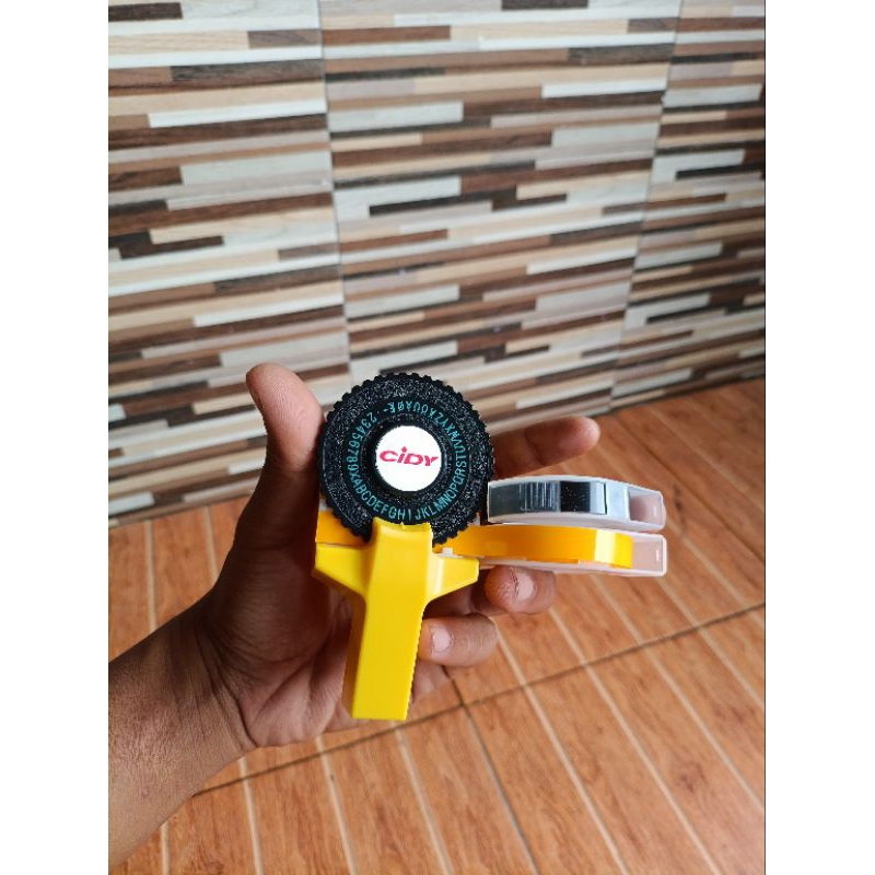 

3D EMBOSSING LABEL MAKER by CIDY