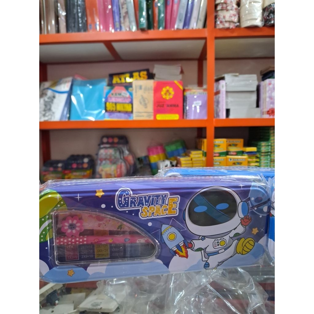 

TEMPAT PENSIL KALENG 1 PACK (PENGGARIS, PENGHAPUS, SERUTAN)